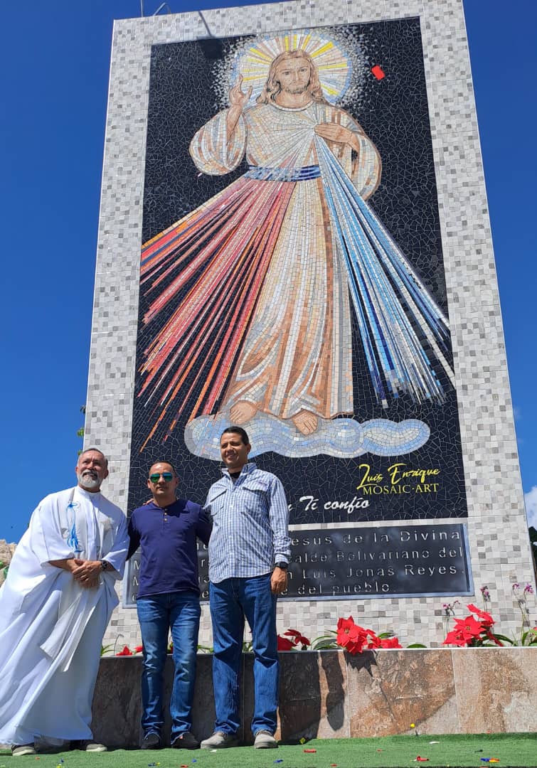 prensaredaccion's tweet photo. #23Dic #Ahora "este mosaico del Santísimo Cristo de la Misericordia tiene un significado muy especial para nosotros los creyentes, es por eso que me siento complacido de hacer esta entrega" Reyes Flores #VenezuelaInexpugnable@Iribarren_Alc https://t.co/itXsLbvjgT