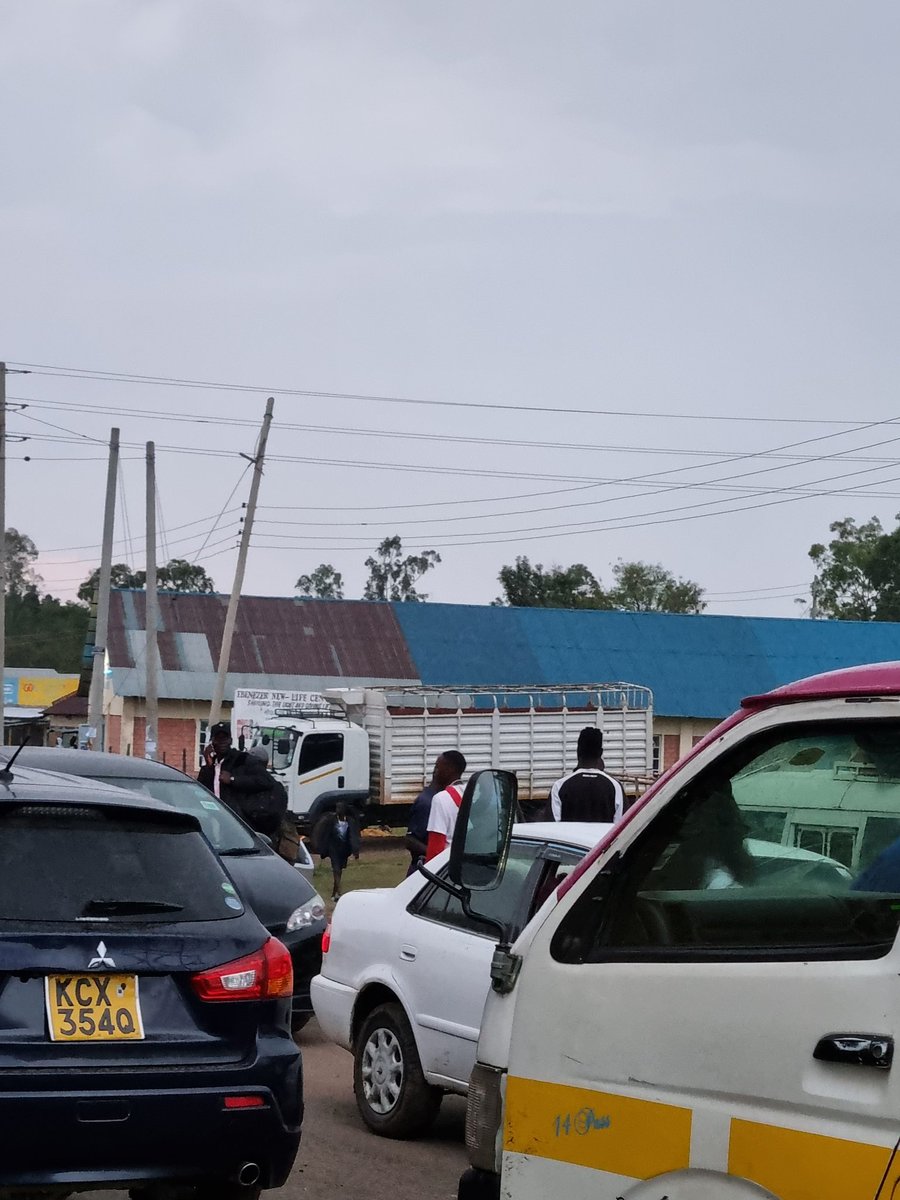 DanObiero's tweet photo. #aherojam been here from 3pm from Nbo side n yet to pass the bridge https://t.co/p2DnlVIwST