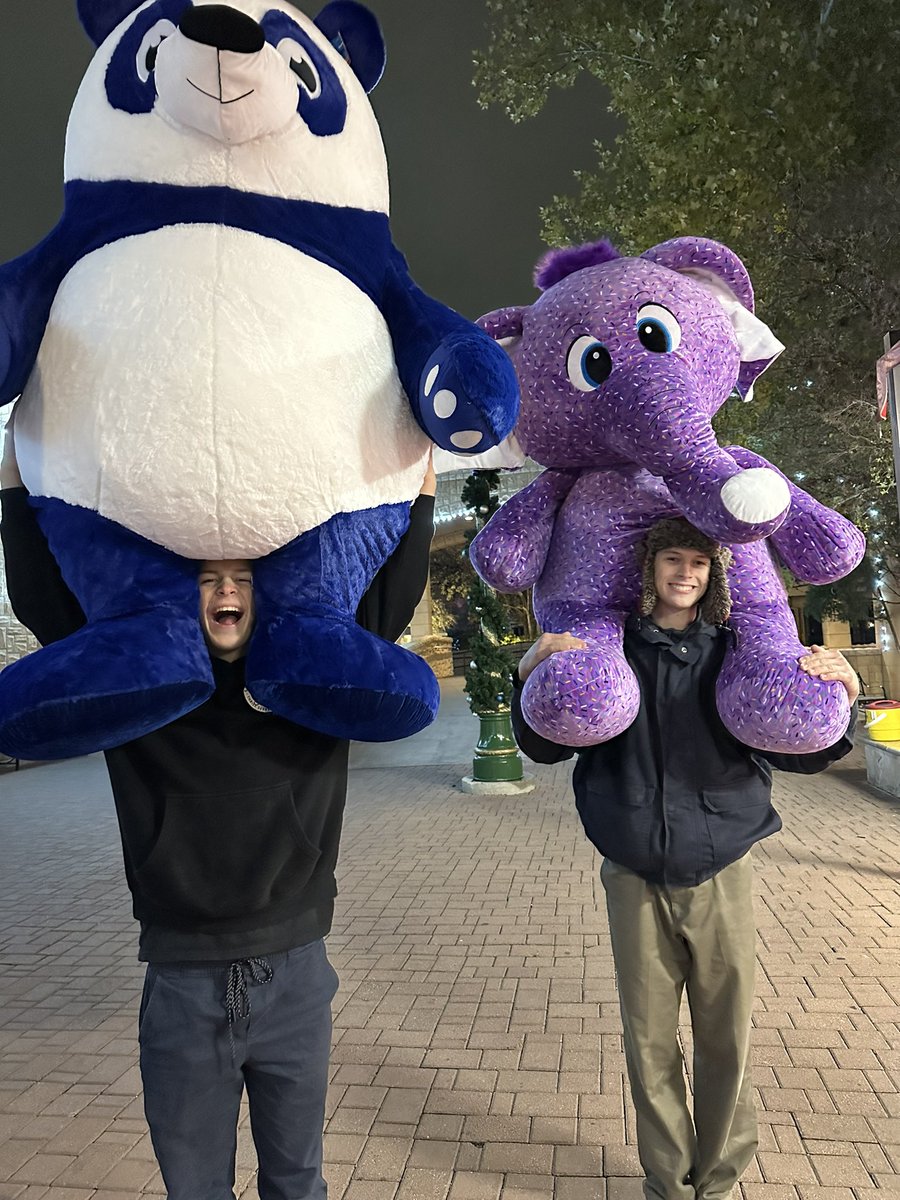 AmazingMrBlue tweet picture