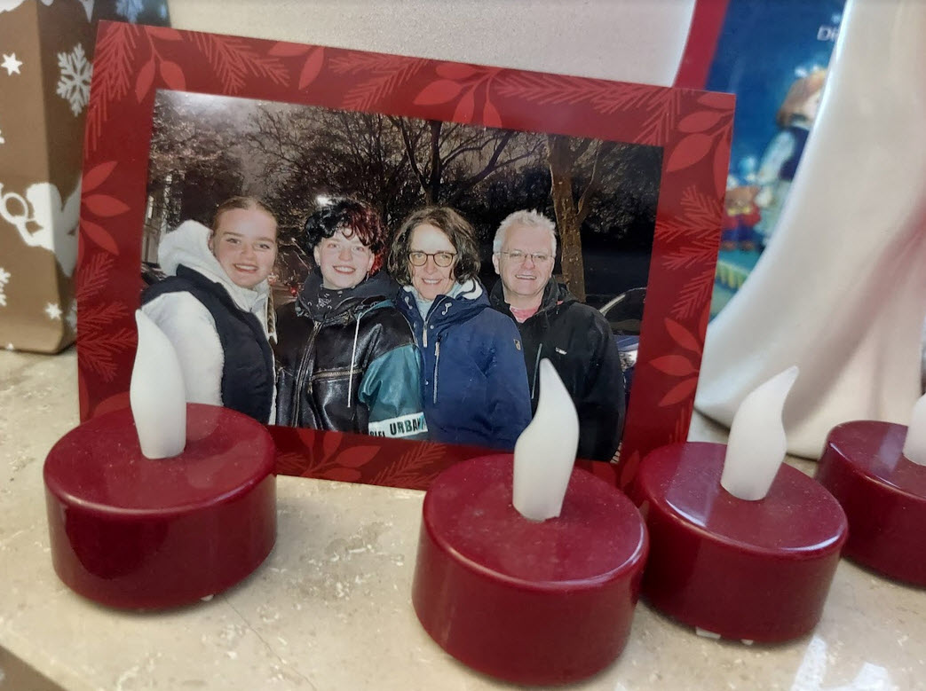 2022 family XMAS pic: three beautiful women and one odd man out. I wish you all a Merry Christmas celebrating the birth of Jesus or whatever religious fake news you pretend is true. Enjoy life, stay critical, keep the humor dry and don't trust fake-friendly people. Happy 2023!