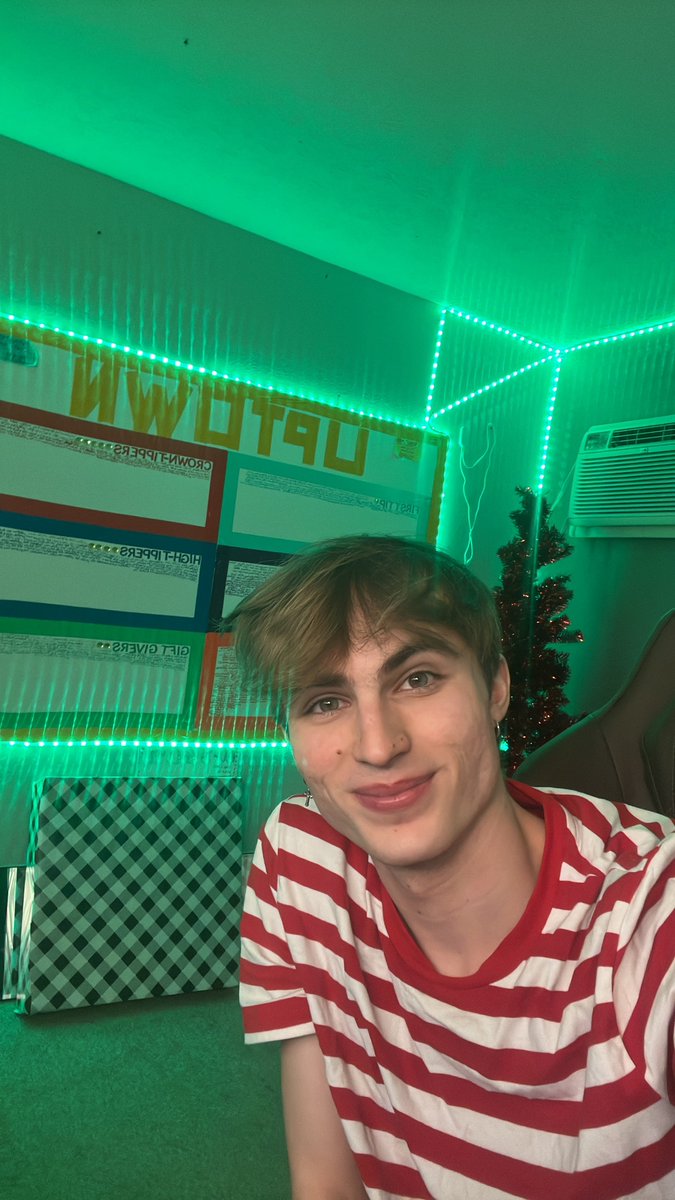 mattcashxxx-on-twitter-i-can-t-believe-it-s-fridayy-showw-holiday