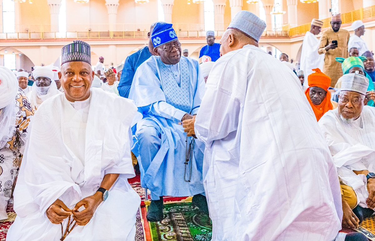 naijaloveinfo's tweet photo. Inside a Mosque for Muslim Jumu'a prayer on Friday, December 23, APC's duo of Asiwaju Bola Ahmed Tinubu and Senator Kashim Shettima greeted by Labour Party's Senator Yusuf Datti Baba-Ahmed
#NaijaloveinfoPhotos #Islam #PoliticsWithoutBitterness #Naijaloveinfo https://t.co/YfxTtBlnZ9