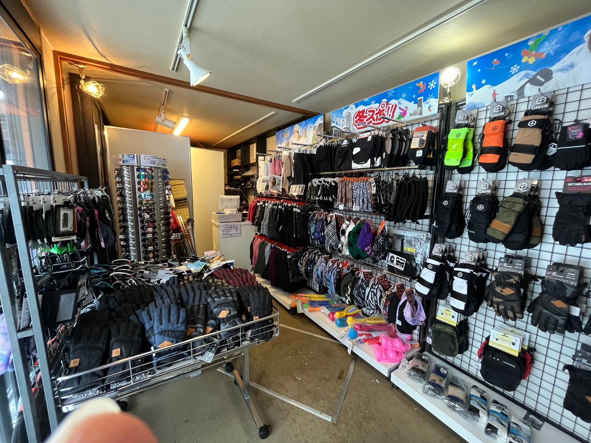 WSF_DonFun's tweet photo. 冬スポ‼︎ショップ🏠
栂池マウンテンリゾート店が本日オープンしました♪
TSUGABASE内にあるので、ぜひスキー、スノーボードに来た際はお立ち寄りください♫

#冬スポ 
#栂池マウンテンリゾート 
#冬スポショップ 
#TSUGABASE 
#スキー #スノーボード https://t.co/cVnx7CkQ0c