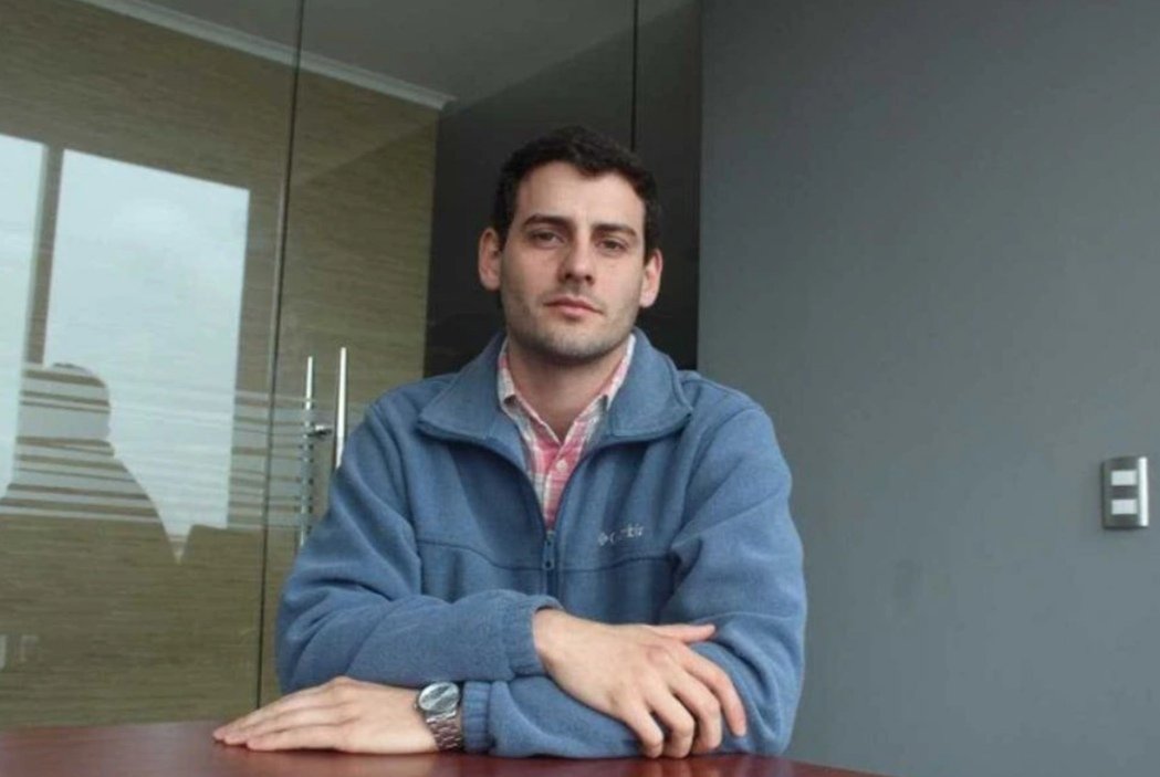 PiensaPrensa's tweet photo. Corte Suprema anulará juicio contra    Martín Pradenas por falta de objetividad del Juez.
La sala penal anulará la condena de 20 años de cárcel en contra de Pradenas y ordena un nuevo juicio, la razón emitida, es que al acusado se le habrían vulnerado derechos constitucionales. https://t.co/1sfXdINgic