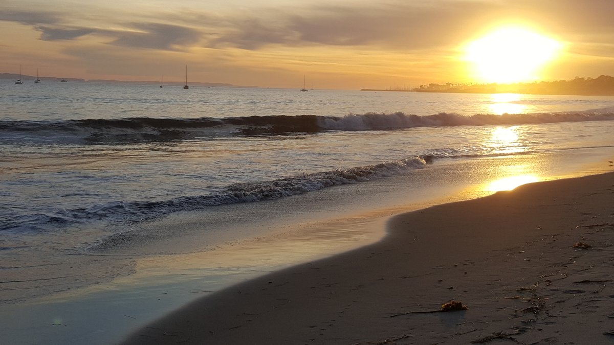 PacificCrestSB's tweet photo. Beautiful end to a beautiful day.  East Beach Santa Barbara is waiting for you.  #pacificcresthotel #santabarbara #hotel #visitsantabarbara #sunset https://t.co/Tw2o8gxbwj