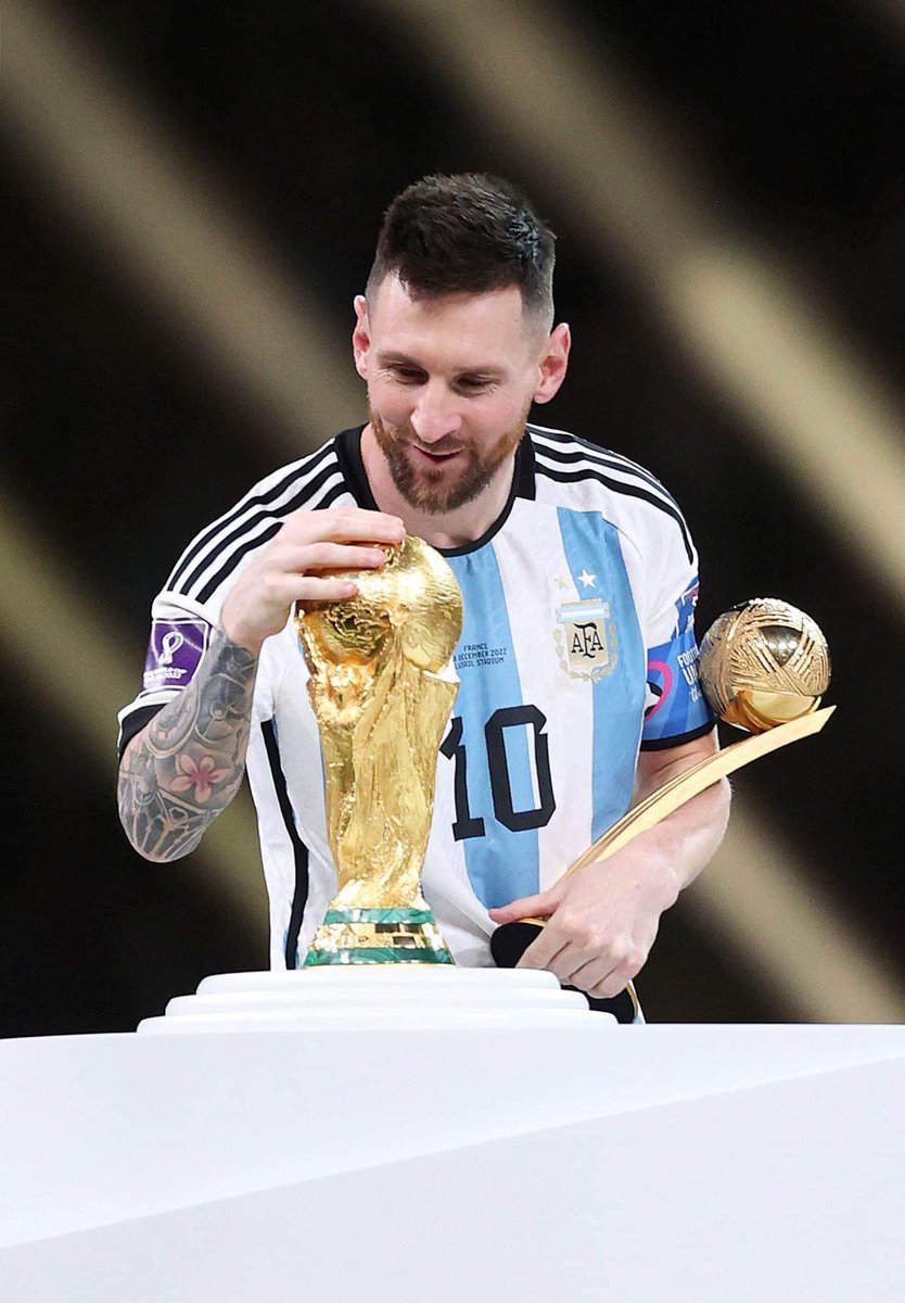 Prasiddha05's tweet photo. Still can't get over this...
Waited 12 years for this...
Messi has done it...the whole Argentinian squad has done it..
Vàmos 🇦🇷❤️
Messi the undisputed 🐐 and a Leader 💪
..
.
#leomessi 
#FIFAWorldCup2022 
#VamosArgentina https://t.co/9LYPUxhfXM