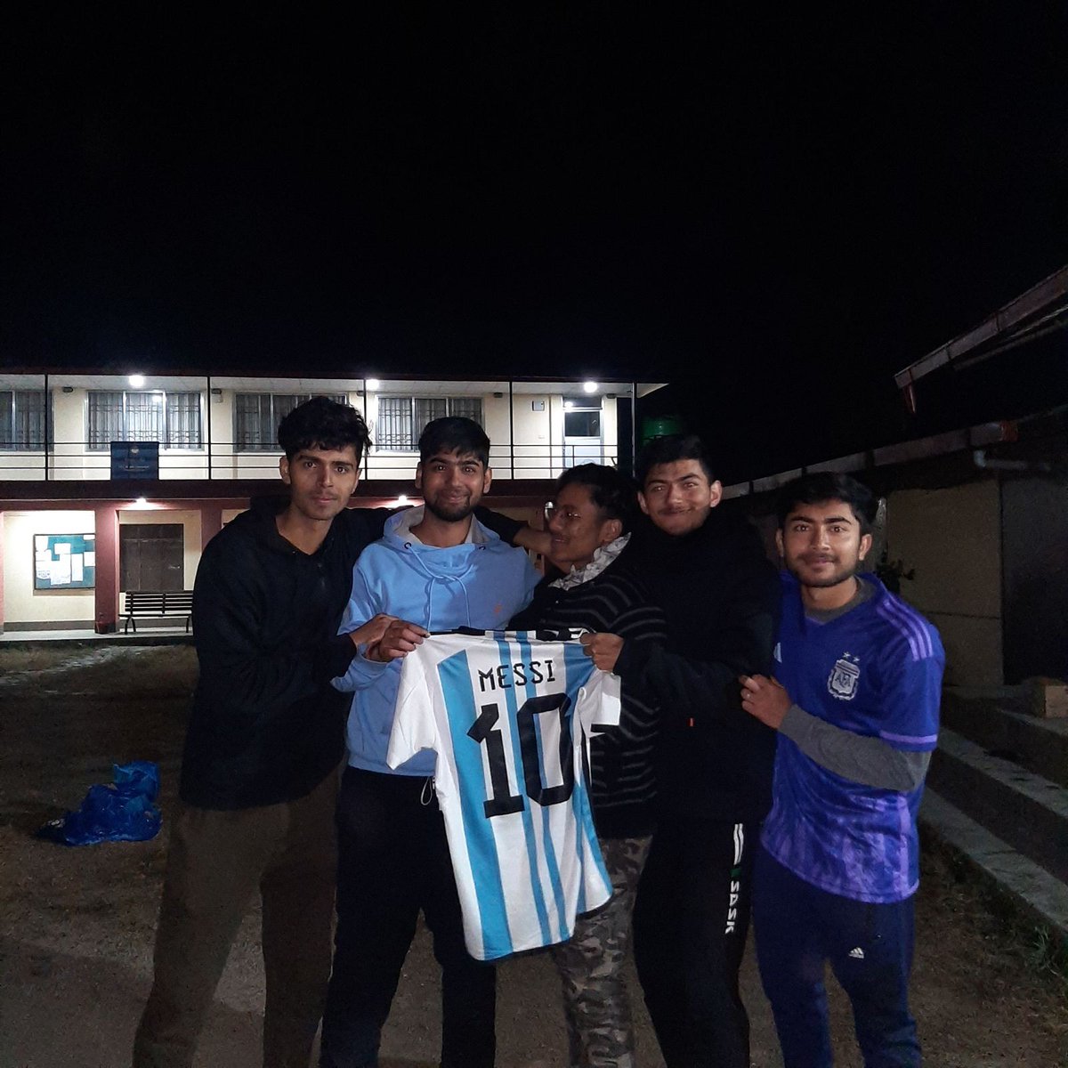 Prasiddha05's tweet photo. Still can't get over this...
Waited 12 years for this...
Messi has done it...the whole Argentinian squad has done it..
Vàmos 🇦🇷❤️
Messi the undisputed 🐐 and a Leader 💪
..
.
#leomessi 
#FIFAWorldCup2022 
#VamosArgentina https://t.co/9LYPUxhfXM