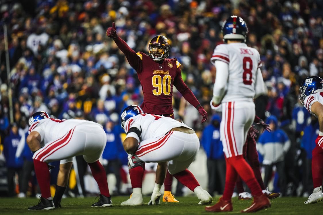 Commanders_DC's tweet photo. Tweeting at the
@Commanders
everyday until they follow me...
Day 945
Some of the best pictures from the heartbreaking Week Fifteen loss to the New York Giants. (Our ‘22-23 Season Record: 7-6-1)
#WashingtonCommanders #HTTC #Commanders #TakeCommand #LeftHandUp #Day945 9️⃣4️⃣5️⃣ https://t.co/BAEkq0Cl3q