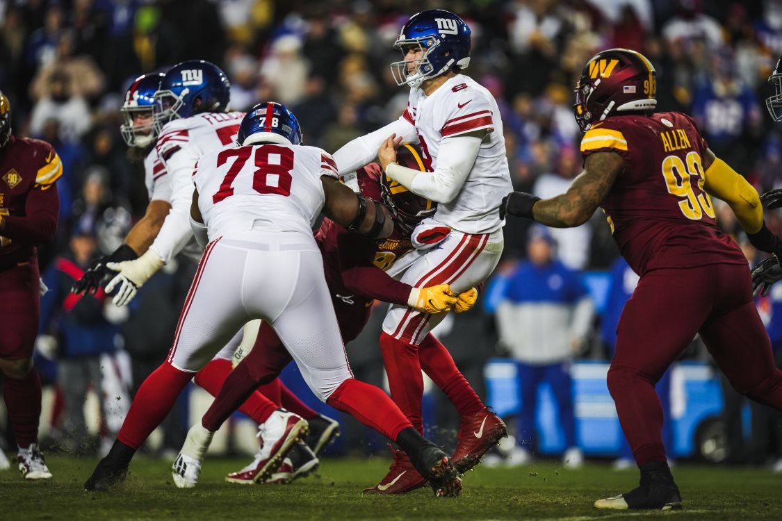 Commanders_DC's tweet photo. Tweeting at the
@Commanders
everyday until they follow me...
Day 945
Some of the best pictures from the heartbreaking Week Fifteen loss to the New York Giants. (Our ‘22-23 Season Record: 7-6-1)
#WashingtonCommanders #HTTC #Commanders #TakeCommand #LeftHandUp #Day945 9️⃣4️⃣5️⃣ https://t.co/BAEkq0Cl3q
