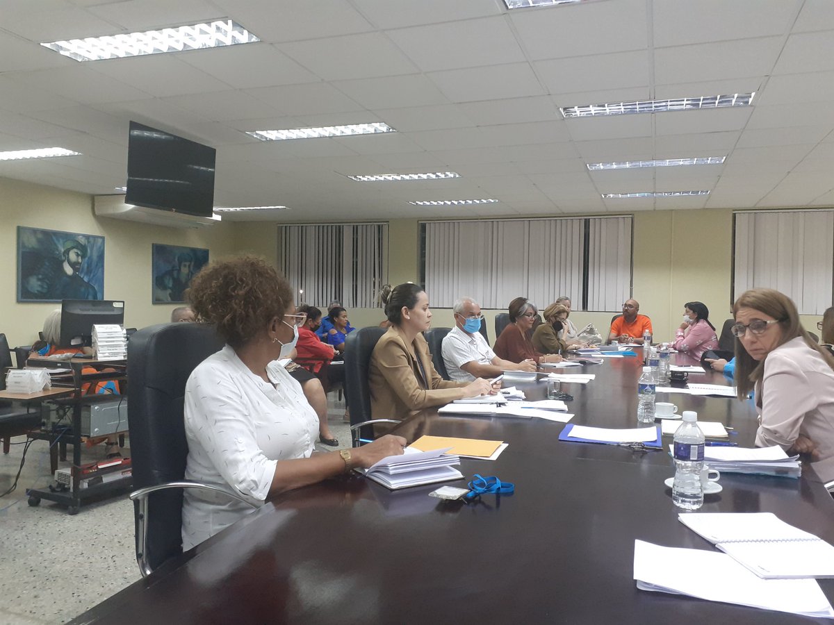 YenisleyOrtiz's tweet photo. 📢 El Viceprimer Ministro @AlejandroGilF en ameno intercambio con el Consejo de Dirección de @finanzasprecios 
👉 nos convoca a seguir trabajado por #Cuba en el empeño de la recuperación de la economía, desde el encargo y misión del Ministerio!!! https://t.co/EJRuqQ63ti