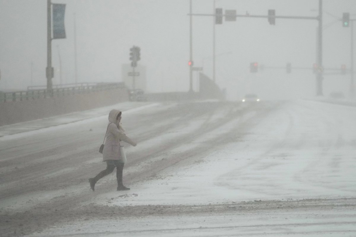 В штате Кентукки из-за чрезвычайно холодной погоды погибли 3 человека, заявил губернатор штата. Всего суровые погодные условия по всей стране затронули 240 миллионов человек. Более 1,5 млн домов и предприятий остались без электричества.