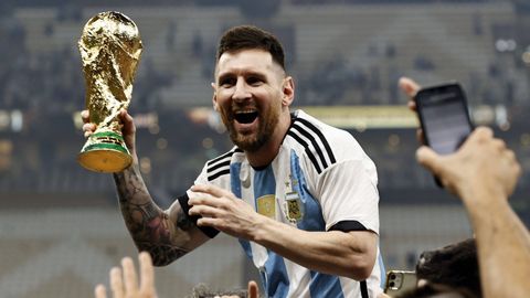 Mejor jugador del mundo del 45 al 55: Alfredo Di Stefano.
Mejor jugador del mundo del 55 al 75: Pele.
Mejor jugador del mundo del 75 al  95: Diego Armando Maradona.
Mejor jugador del mundo 2004 al presente: Lionel Andrés Messi.

Las cosas como son. El fútbol es Sudamericano