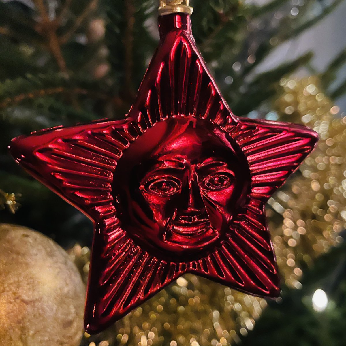 KirsiV's tweet photo. Joulu tuli yhtä nopeasti kuin aina ennenkin. Nämä kirpparilta löytyneet joulukuusenkoristeet onnellisti eilen erityisesti. Ja on tässä joulussa muutakin ainutlaatuista. Sisun 8kk ensimmäinen #joulu ❤️ #joulukuusi #jouluaatto #joulumieli #jouluperinteet #joulurauhaa #hyvääjoulua https://t.co/rMqOcisPRN