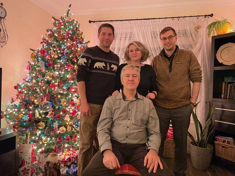 meliserati's tweet photo. @Midas_platform Merry Christmas and Happy from my family to yours!🎅 🕎 #MidasChristmas https://t.co/61Ny9SZtnI