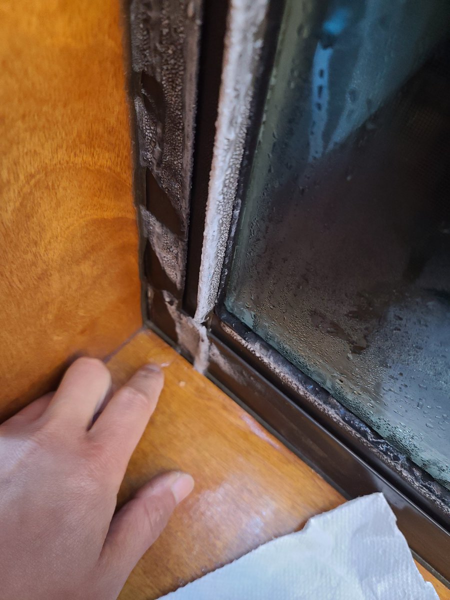 pc_cyn's tweet photo. Is my crystal windows suppose to freeze and ice over from inside the house? https://t.co/EFJIaW9l7O