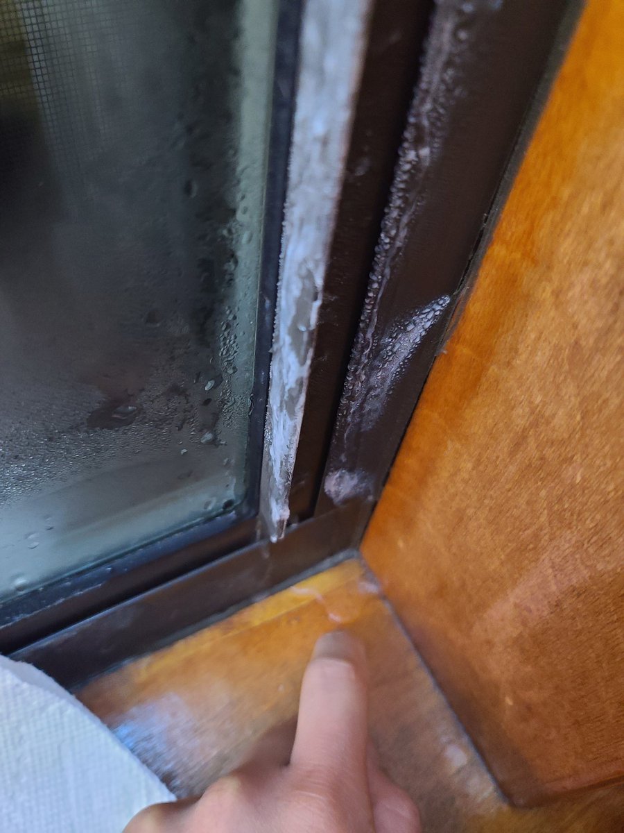 pc_cyn's tweet photo. Is my crystal windows suppose to freeze and ice over from inside the house? https://t.co/EFJIaW9l7O