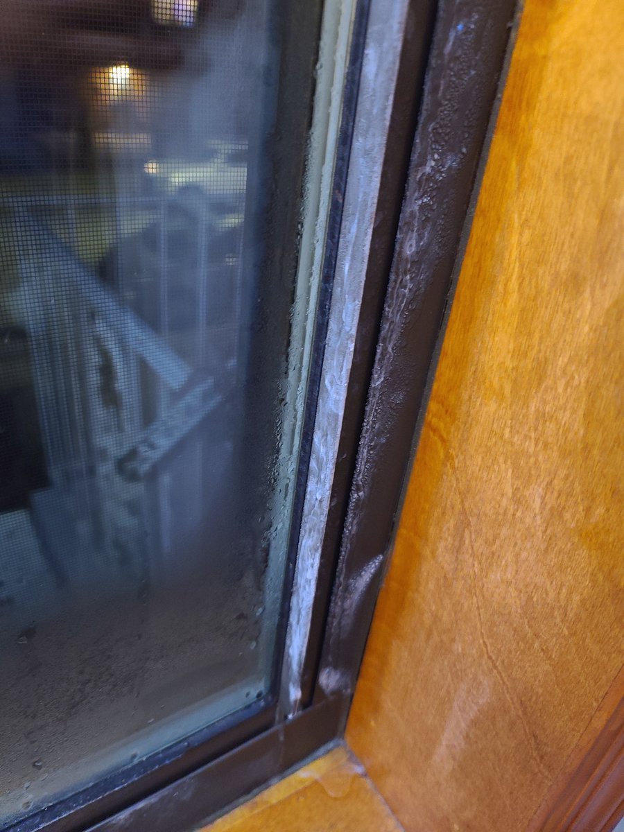 pc_cyn's tweet photo. Is my crystal windows suppose to freeze and ice over from inside the house? https://t.co/EFJIaW9l7O