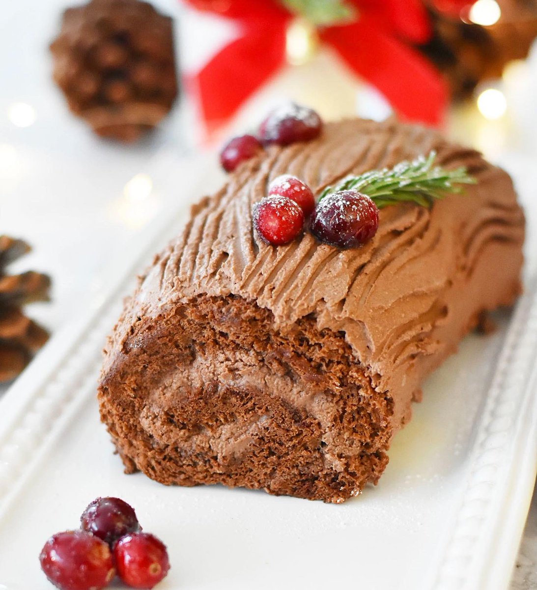 Need a show stopper for the holiday dessert table? How about this double chocolate Bûche de Noël 🎄 

anthonysgoods.com/blogs/recipes/…