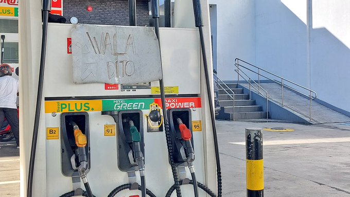 dzbb's tweet photo. LOOK: Isang gasolinahan sa Kamias Road, Quezon City, naubusan ng gasolina dahil sa dami ng mga nagpakarga kahapon bago ang bisperas ng Pasko. | via @luisitosantos03 https://t.co/V8zAsr60IV
