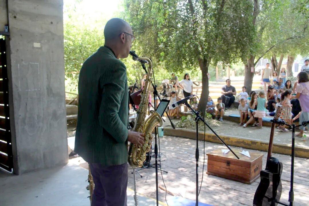 LosPatapela's tweet photo. Algunas fotos del domingo pasado en la Feria Navideña del @Paseoartes 👣😃🎶

📸 @EncuentroAldea 

#lospatapelá #lareina #aldeadelencuentro #músicainfantil #músicaparaniños #cancionesparaniños #teatromusical #conciertoteatral #swing #gypsyjazz #klezmer #manouche #mocilyc https://t.co/AS0mD5PSbA