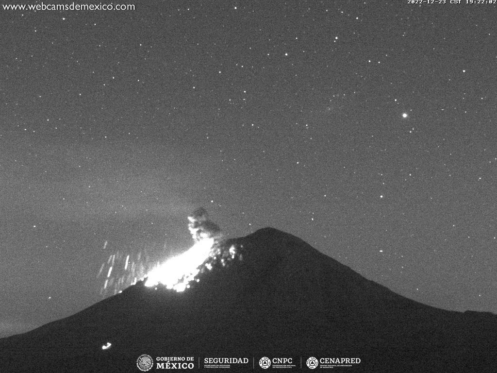 SkyAlertMx's tweet photo. A las 19:21 h se registró moderada a fuerte explosión del #Popocatépetl con emisión de fragmentos incandescentes a mitad de ladera y estallido que fue escuchado en localidades cercanas. 

🚦amarillo fase 2.
🚷radio de seguridad de 12 km. https://t.co/yr3WTIhWoZ