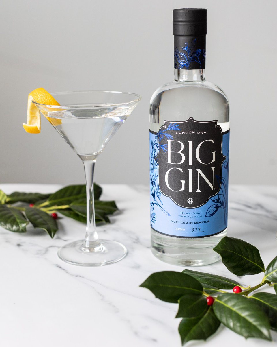 _Big_Gin's tweet photo. Keep hosting simple; serve a Classic #GinMartini.

2½ oz Big Gin
½ oz Dry Vermouth
Aromatic Bitters
Lemon Twist

In a mixing glass with ice, add gin &amp; vermouth. Stir. Strain into a chilled cocktail glass. Add dash of bitters. Garnish with lemon twist. https://t.co/AtBBkqnOqn