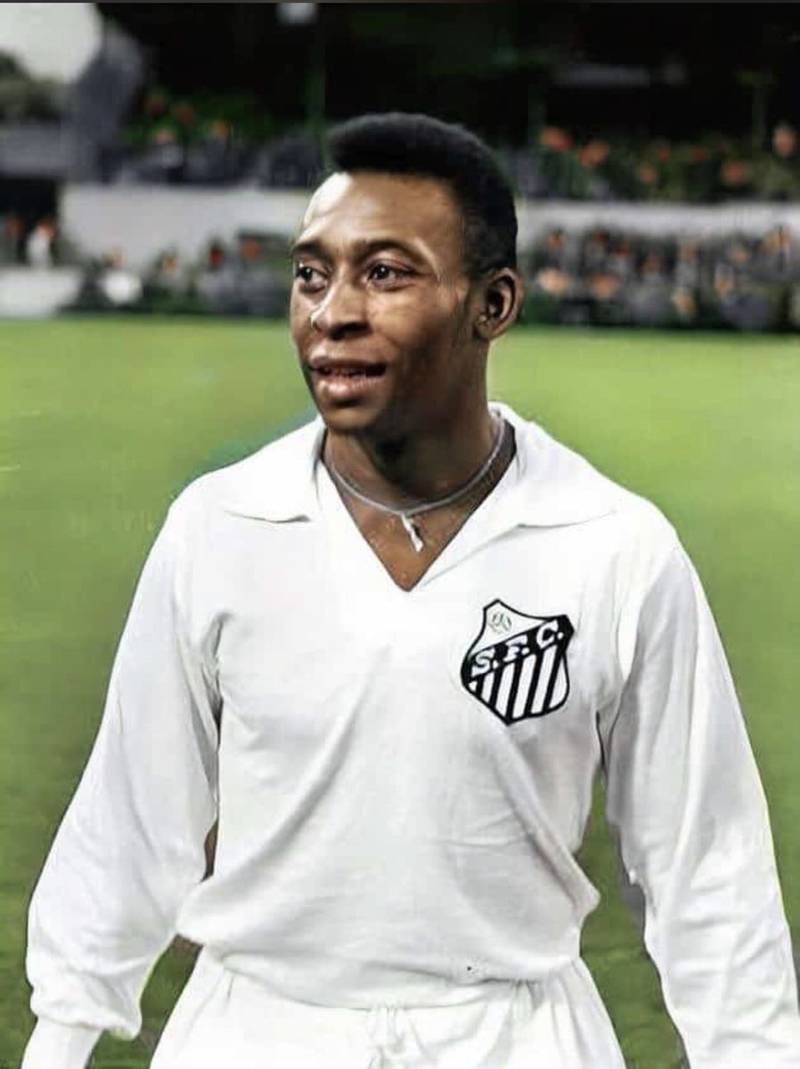 ademirquintino's tweet photo. NADA É MAIS BONITO!

@Pele dentro do uniforme todo imaculado com o símbolo do @SantosFC 

Oraç��es ao Rei 👑 do futebol! https://t.co/lZife01gnx