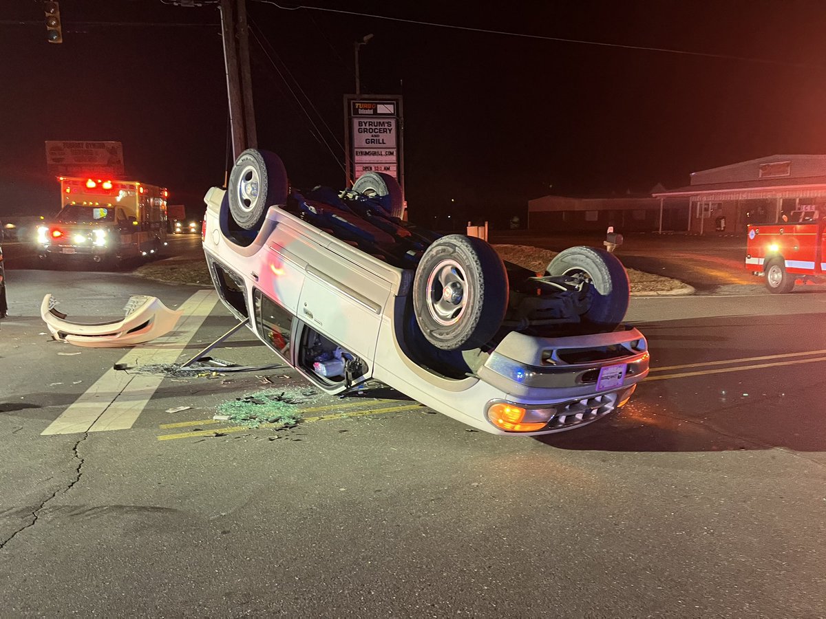 NewHopeFD's tweet image. ~Vehicle Accident~ This evening New Hope units responded to a vehicle accident with an overturned vehicle @ S New Hope Rd &amp;amp; Armstrong Ford Rd. 1 patient was transported with minor injuries. The accident was attributed to a traffic signal outage in the intersection. #NHfire #ncwx