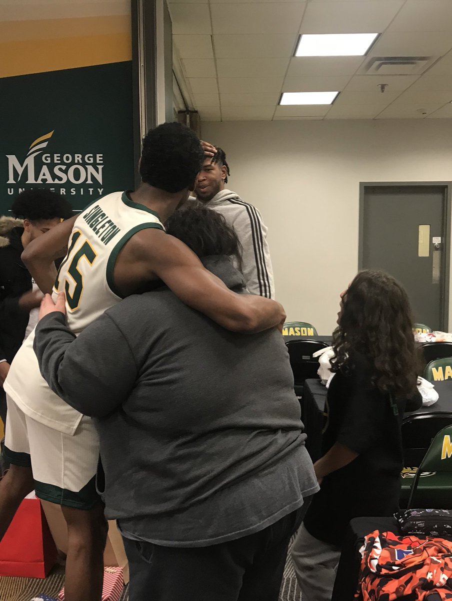 MNTNMVR_777's tweet photo. π And thereβs no MBB team like our @MasonMBBβΌοΈ After their powerhouse W they brought tears of joy to a local grandma raising a family of 7, incl. 4 g-kids.
#MasonMBBAlum #AllenJohnson donated π²for players to shop and @Englishscope24 giftedπ²to repair her van. #MBBLoveRocks π https://t.co/h1w5ZkO7V0