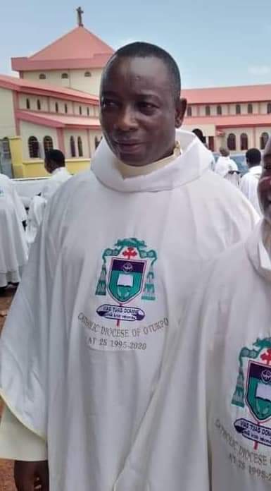 Sachinettiyil's tweet photo. Fr Mark Ojotu, a Catholic priest has been abducted from Benue state in Nigeria by gunmen. https://t.co/P6kALN9LsW