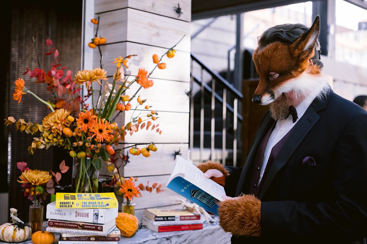 greatFoxmusic's tweet photo. Foxes reading Vonnegut might be troubleโฆ. #fursuitfriday #furry #fursuiting #foxes #vonnegut #greatfox https://t.co/RWHA1Wbo26