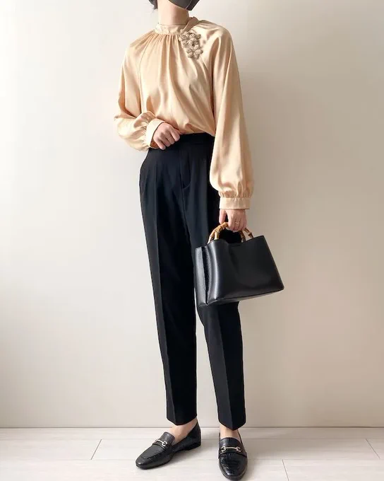 【ZARA】どこから見ても美しい…!1枚でサマになる「上品トップス」刺繍デザインが素敵すぎる〜!の「フラワートップス」がゴージャス!ツヤツヤのサテン素材に、ビーズ刺繍のお花がついたエレガントなデザインなの1枚で上品な着こなしになりますよ〜! 