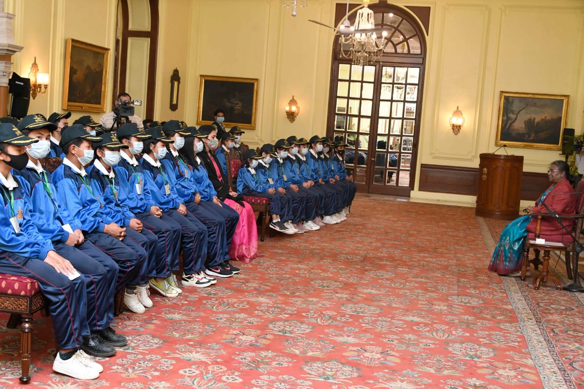 #Shangshak Battalion of IGAR (S) @SpearCorps facilitated interaction of 27 students from Shangshak, District Ukhrul, Manipur with Hon'ble President of India on 23 Dec 2022.

@adgpi
@easterncomd
@official_dgar
@PRODefImphal