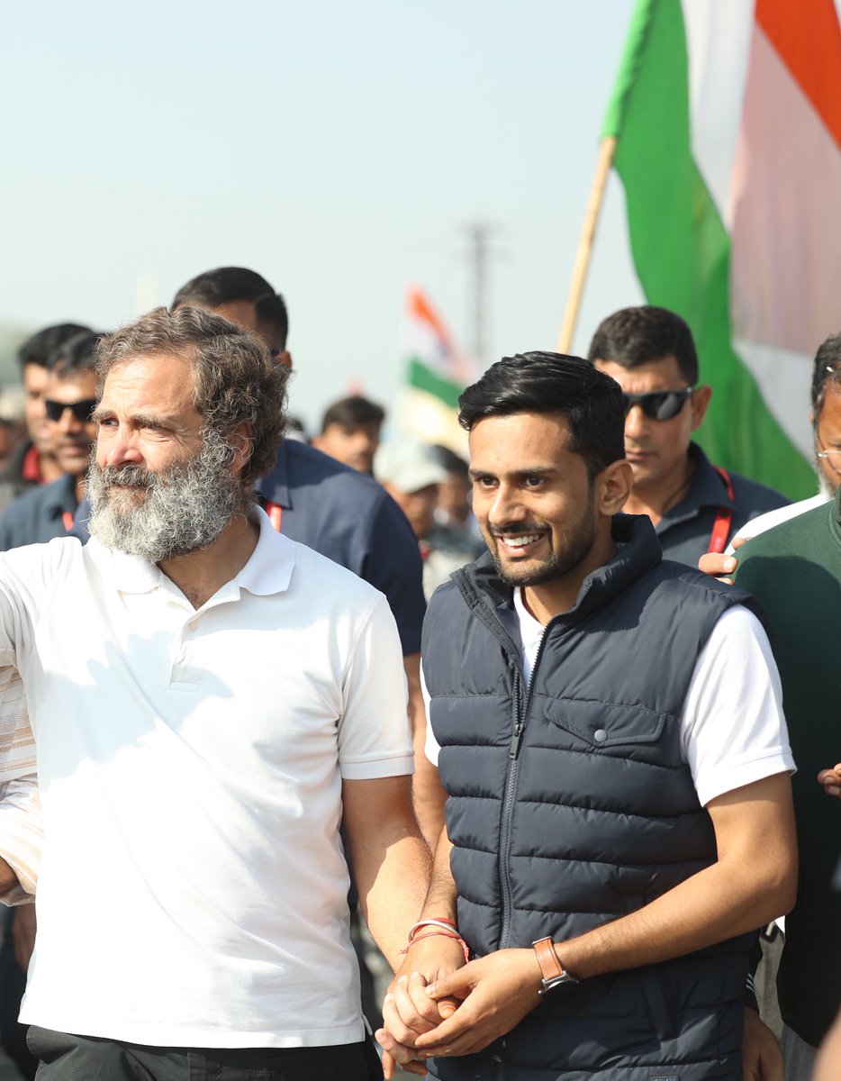 GirishKumarInc's tweet photo. ये मायने नहीं रखता कि आप किसके साथ हैं लेकिन ये बहुत मायने रखता हैं कि आपके साथ कौन हैं…

#WithRaGa

भारत जोड़ो यात्रा में श्री राहुल गाँधी जी के साथ चहलक़दमी और परिचय…!
.
.
.
#BharatJodoYatra https://t.co/Gv4WH09mwi