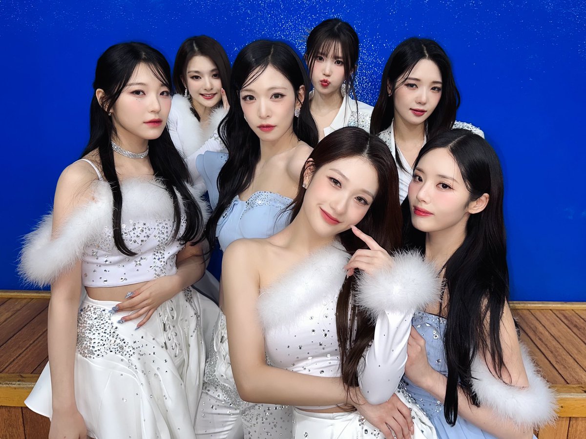 jisut's tweet photo. Glamorizing a vivacious deportment on the prepollency of 2022 KBS Gayo Daechukje, in which a buoyant spectacle in winter eventuated as we performed Stay This Way. During our course on stage, the entire show was painted like crystals of snowflakes. Until our eyes meet again, love! https://t.co/kQ7LS8NYZh