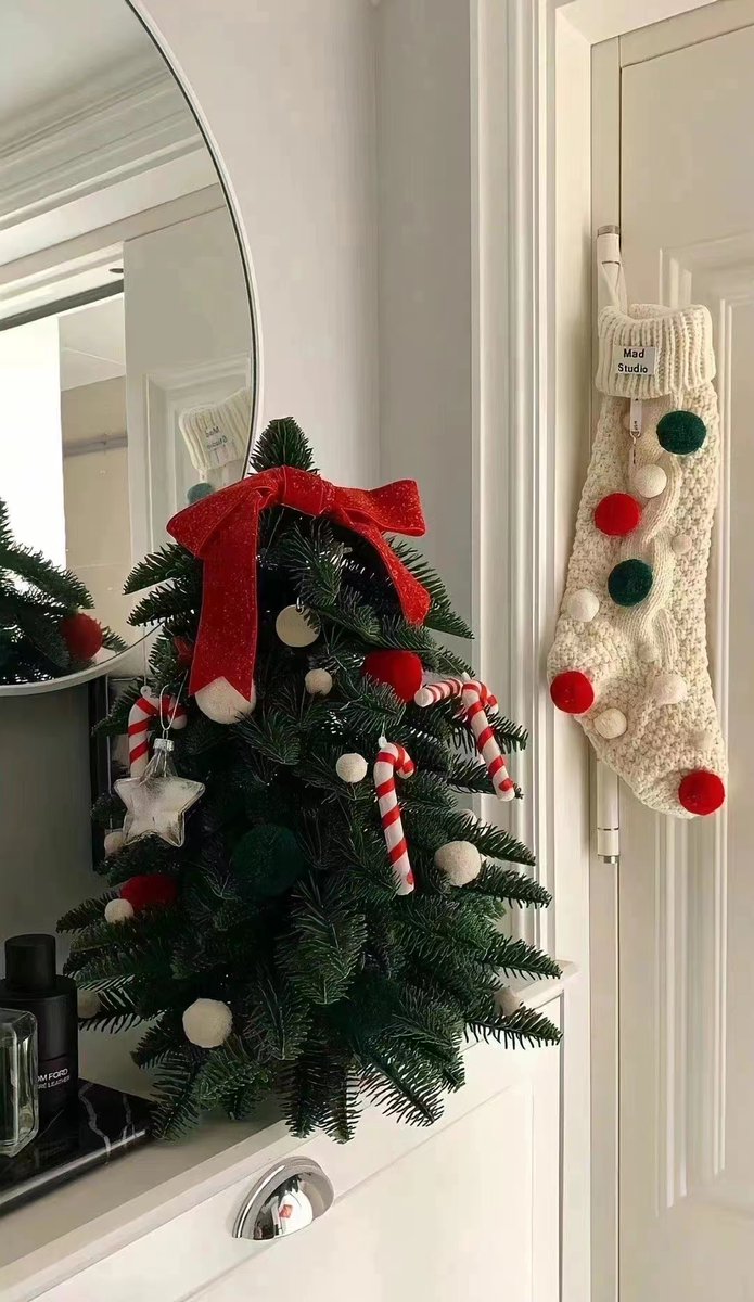 🧑‍🎄🎀🍎🧦