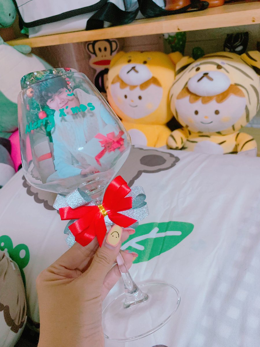 มาแสดงตัวเดี๋ยวนี้นะซอนต้าโฮของเรา ถูกใจมากจริงๆ ขอบคุณนะคะ ที่ทำให้เราได้นอนพร้อมพิ และได้นอนกอดพิทุกคืน งื้อออ เดาไม่ถูกเวลยว่าใคร แต่ยังไงก็ขอ Merry Christmas &amp; Happy New Year นะคะ
#SecreSeontaHo2022 #KimSeonHo 
❤️🧡💛💚💙💜 ปล. ทำการบ้านมาดีด้วย ใช้รูปหลังเคสโทสับเราไปทำ 🥹