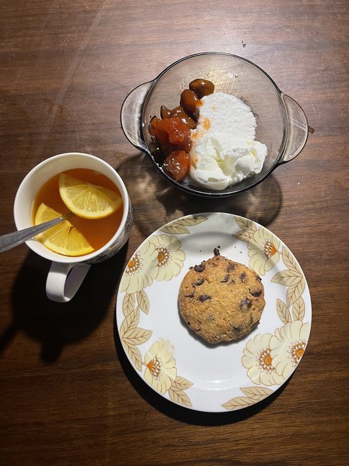 夜明け前の朝ごはんには水牛のヨーグルト(フェイジョアとカリン添え)、ジョージアの固有品種小麦ツィテェリドリのクッキーを頂きます。紅茶のレモンはアナクリア産です。 