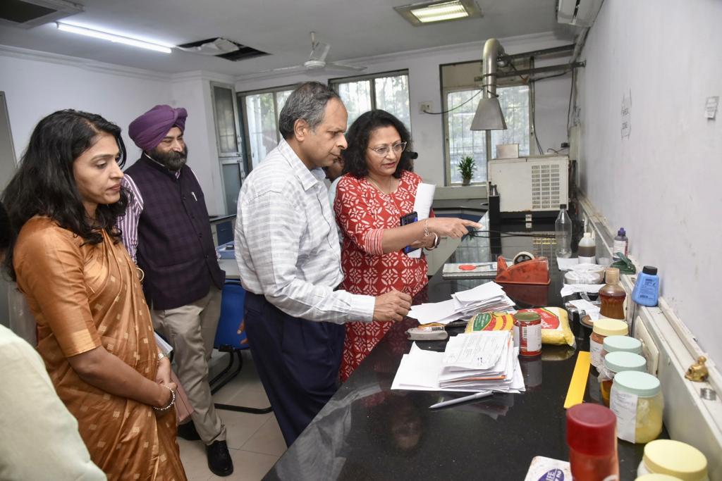 FSSAI, New Delhi Officials visited Food and Drug Administration, Maharashtra on 23/12/2022.

FSSAI Officials Shri. S. Gopal Krishnan (CEO) &amp; Shri. Harinder Oberoi (QAO) visited the FDA, Maharashtra in presence of Food Safety Commissioner Shri. Abhimanyu Kale