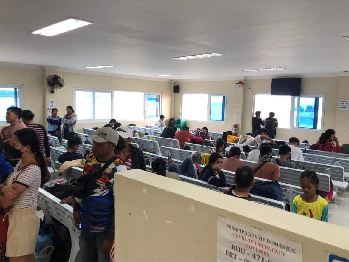 Tangil Port in Dumanjug, Cebu has 157 stranded passengers as of December 24. All trips to Guihulngan City in Negros Oriental are CANCELED until further notice due to bad weather @cnnphilippines 

📸CPA