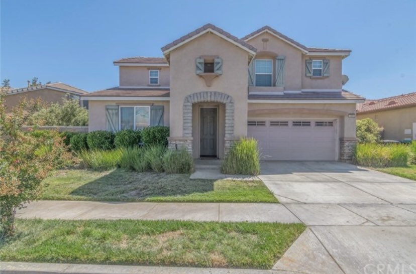 Blessed to have helped these families move into their new homes this past year and super excited for what God has in store for me in 2023 and many more years to come! ❤️  A little over $3 million in closings in my second full year 🏠
-$1,240,000
-$600,000
-$655,000
-$530,000