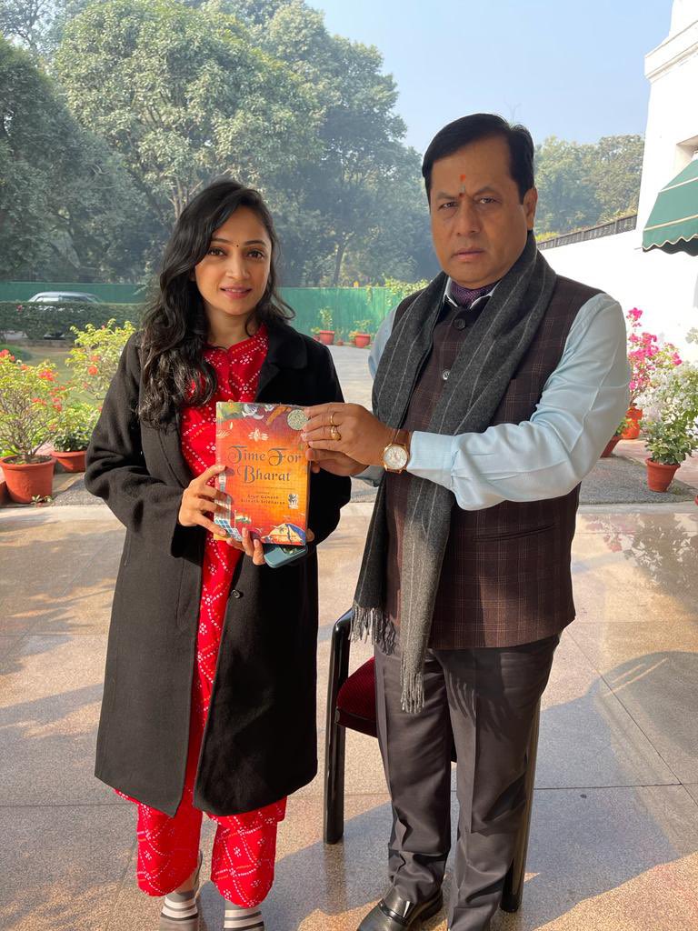 Delighted to present to @sarbanandsonwal an interesting book ‘Time for Bharat’ a well researched book by Arun & @ssmumbai Srinath Sridharan 

On #publicgovernance for @indiaat100, by drawing about #civilisational #learnings of past 25,000 yrs of #Bharat 
@Anku1912 @IndiaPodcasts
