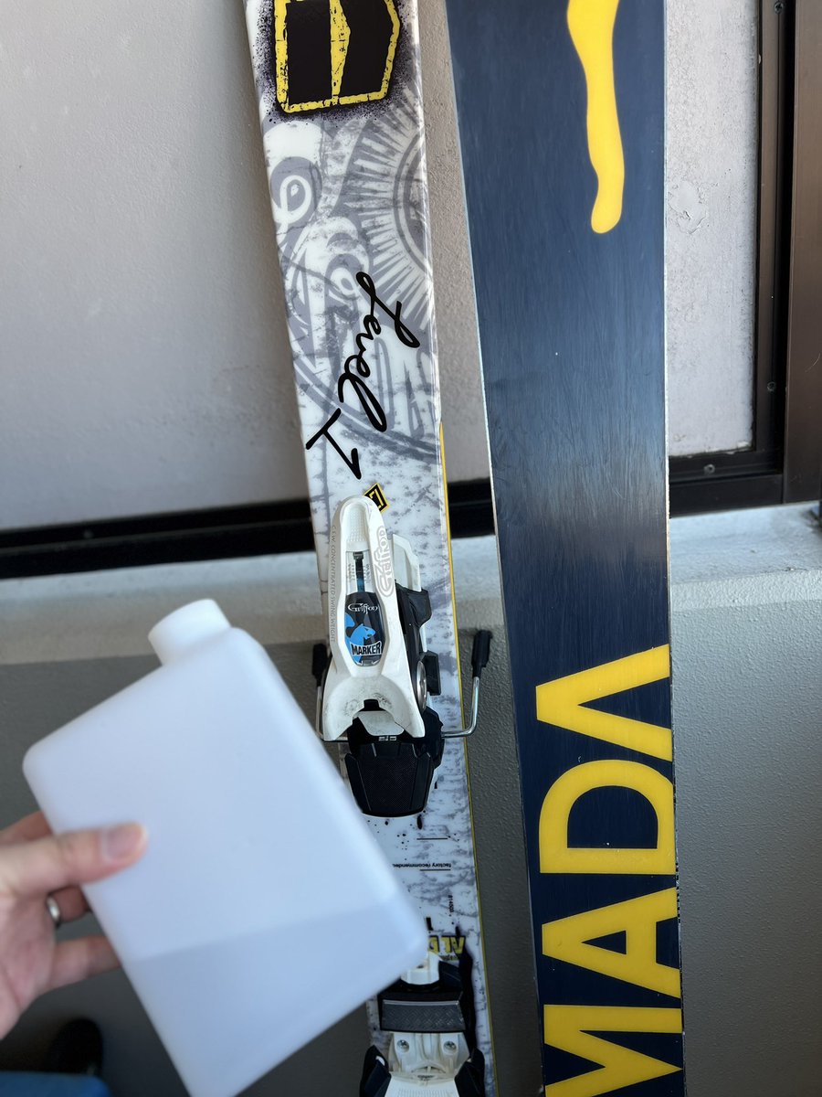 SimHarri's tweet photo. スキーも雪面との摩擦で静電気が...
ということで試しにSWCTNを塗布
来週の今シ初滑りで体感できることを祈
#SWCTN
#armadaskis
#harrier
#ハリアーのある生活 https://t.co/3WMSsbC4jD