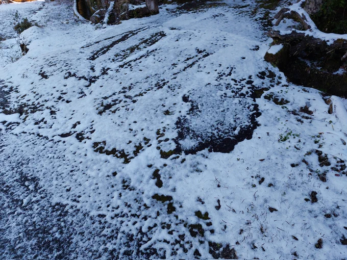 山奥まで来てるけど雪残ってた 