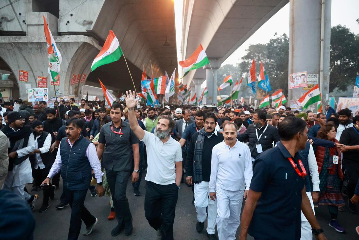 INCIndia's tweet photo. सुबह की सर्द फिजाएं और राहों पर पलकें बिछाए खड़ा दिलवालों का हुजूम...

ये सारा प्यार और इंतज़ार उसके लिए जिसने ठाना है कि देश से नफ़रत और अन्याय मिटाकर रहेगा...प्यार और एकता की ताकत दुनिया को दिखाकर रहेगा।

#BharatJodoYatra https://t.co/ouRiznaVLx