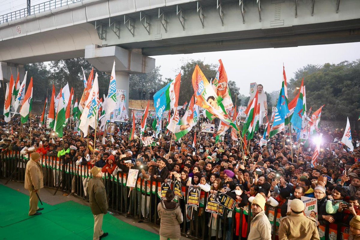 INCIndia's tweet photo. सुबह की सर्द फिजाएं और राहों पर पलकें बिछाए खड़ा दिलवालों का हुजूम...

ये सारा प्यार और इंतज़ार उसके लिए जिसने ठाना है कि देश से नफ़रत और अन्याय मिटाकर रहेगा...प्यार और एकता की ताकत दुनिया को दिखाकर रहेगा।

#BharatJodoYatra https://t.co/ouRiznaVLx