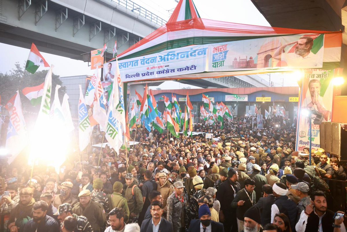 INCIndia's tweet photo. सुबह की सर्द फिजाएं और राहों पर पलकें बिछाए खड़ा दिलवालों का हुजूम...

ये सारा प्यार और इंतज़ार उसके लिए जिसने ठाना है कि देश से नफ़रत और अन्याय मिटाकर रहेगा...प्यार और एकता की ताकत दुनिया को दिखाकर रहेगा।

#BharatJodoYatra https://t.co/ouRiznaVLx