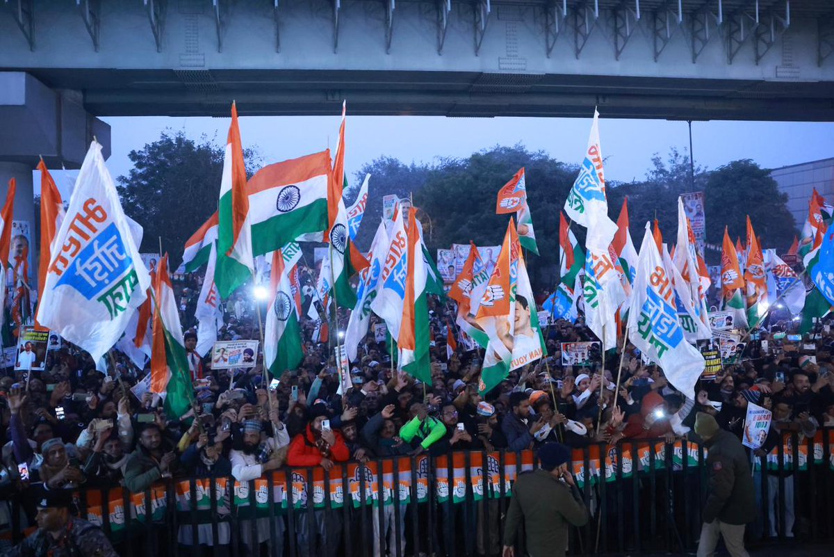 INCIndia's tweet photo. सुबह की सर्द फिजाएं और राहों पर पलकें बिछाए खड़ा दिलवालों का हुजूम...

ये सारा प्यार और इंतज़ार उसके लिए जिसने ठाना है कि देश से नफ़रत और अन्याय मिटाकर रहेगा...प्यार और एकता की ताकत दुनिया को दिखाकर रहेगा।

#BharatJodoYatra https://t.co/ouRiznaVLx