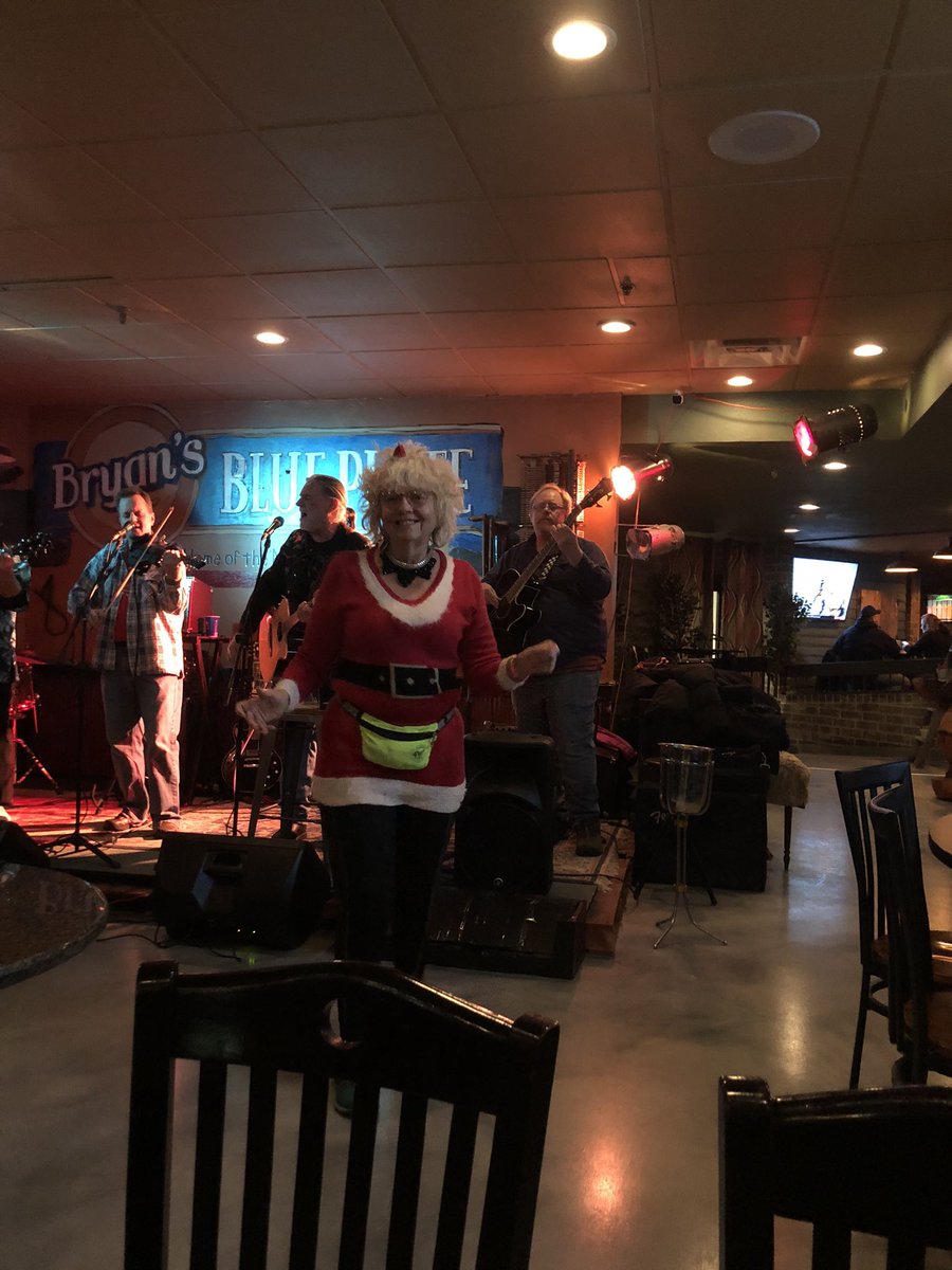 NiemanPriscilla's tweet photo. Braved the wind and snow to dance at Bryan’s Blue Plate🎶💃 https://t.co/96I1wvUgLe