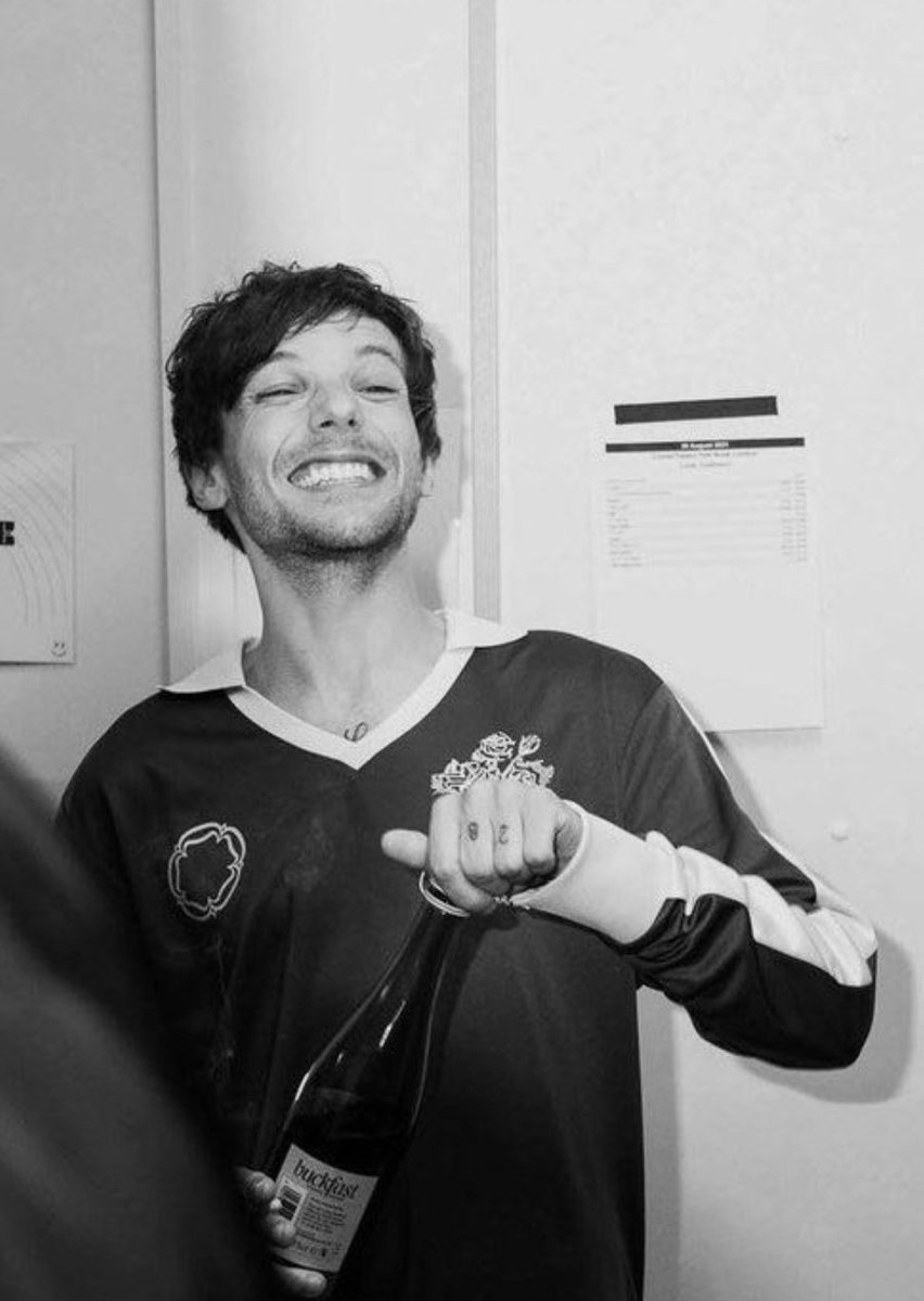 THISISLU1D's tweet photo. Happy birthday my love https://t.co/fCrgrYKV7g